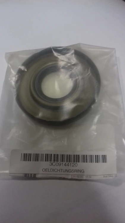 Uszczelniacz olejowy oryginał Kubota 3C09144120
